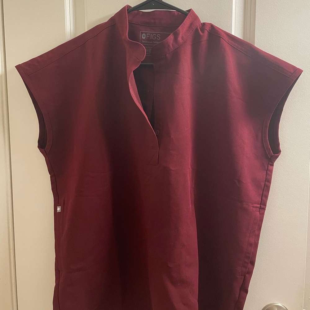 Figs scrub top & bottom